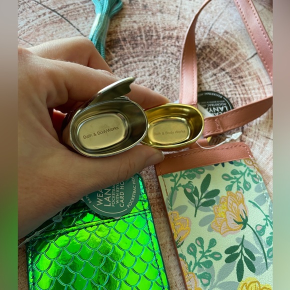 NWT- 2 Flashy Bath & Body Wearable ID school Lanyards w/ Pocket Bac Holders - Picture 11 of 11